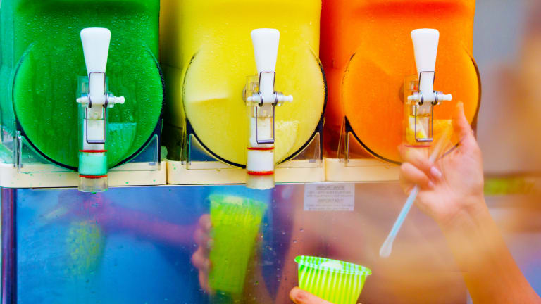 Knallbunte Slushies als eiskalte Erfrischung können Kindern schaden