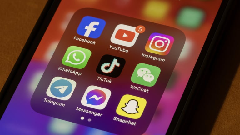 Smartphone mit diversen Social Media Apps
