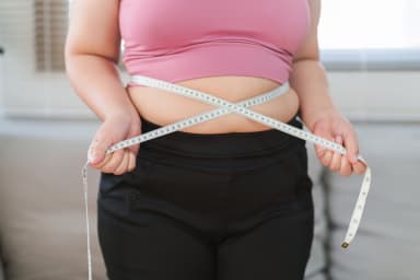 Starkes Übergewicht lässt junge Menschen schneller altern – mögliche Ursachen sind Entzündungen und hormonelle Dysregulation