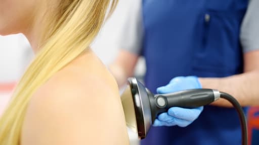 Kniespritzen, Stoßwellentherapie und Co.: Warnung vor Schäden und Nebenwirkungen