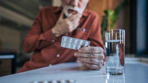 Älterer Herr bei der Tabletteneinnahme