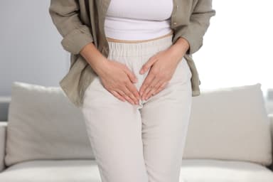 harnwegsinfektion Symptome junge Frau