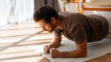 Mann beim Krafttraining