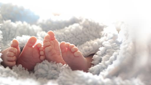 Stillende Mutter mit eingerissener Brustwarze und lethargischen Zwillingen