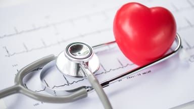 Herz, Stethoskop und EKG