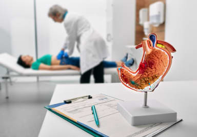 Ärztliche Fachkraft tastet den Bauch ab