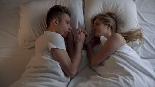 Erste sexuelle Erfahrungen: Jugendliche warten länger und verhüten sicher