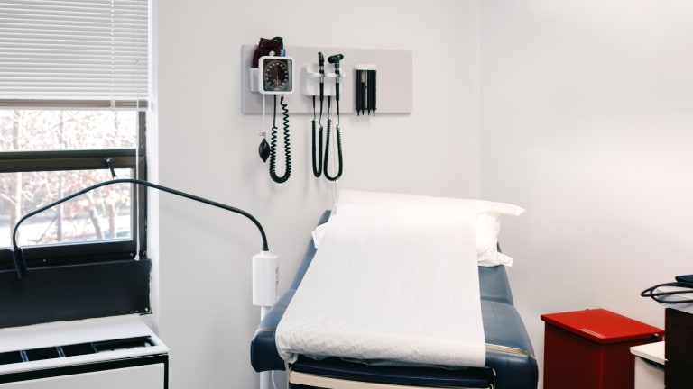 Papier auf Arztliege: Wirklich nötig?