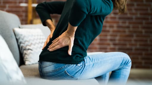 Katze-Kuh-Übung und Hausmittel bei Kreuzschmerzen 