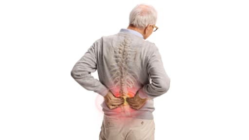 Mann reibt sich den unteren Rücken