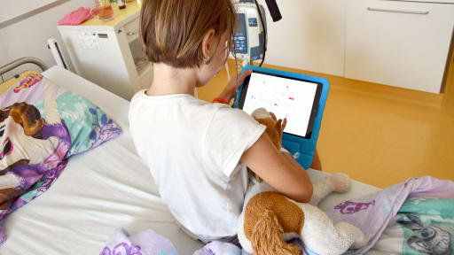Kind mit Tablet im Krankenhaus