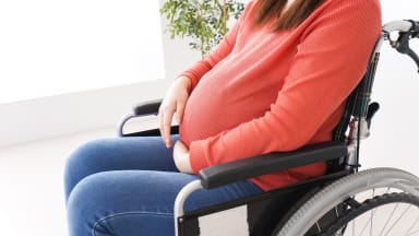 schwangere frau im rollstuhlschwangere frau im rollstuhl