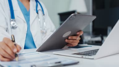 Ärztin bei der Dokumentation