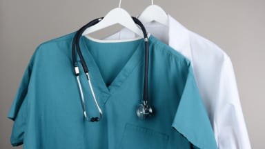 Arbeitskleidung: Wer zahlt Kasack, Kittel oder Praxisshirt?