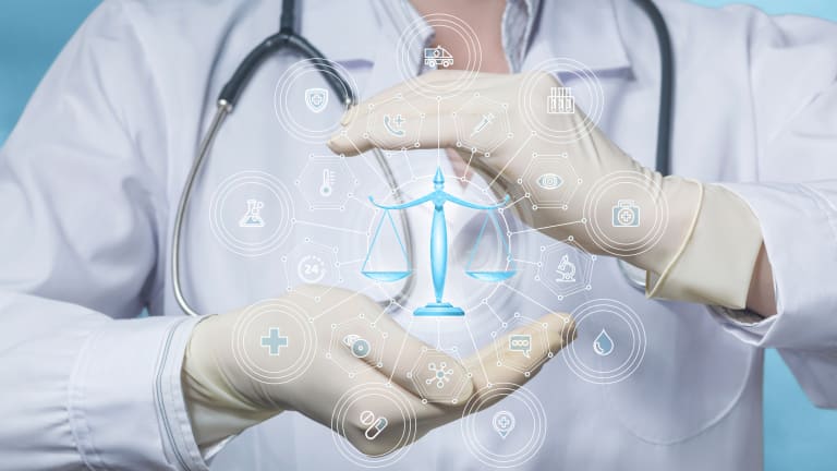 Risiko Scheinselbstständigkeit: Was müssen Ärztinnen und Ärzte beachten?