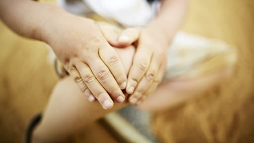 7-Jähriger leidet seit 6 Monaten an Schmerzen im rechten Knie