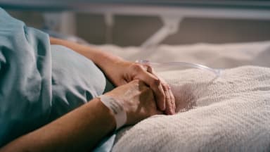 Patientin im Krankenbett