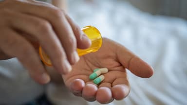 https://www.gettyimages.de/detail/foto/man-hand-taking-medicine-lizenzfreies-bild/1029339748?phrase=tabletten%20in%20der%20hand&searchscope=image%2Cfilm&slot=37&adppopup=true