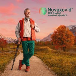 Mann in der Natur mit Stock