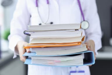 Bürokratie in Praxis und Klinik kann zeitraubend sein
