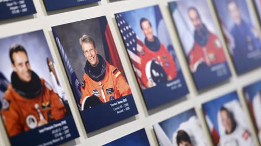 Ein Bild des Deutschen Astronauten Thomas Reiter (GER) zu sehen neben zahlreichen anderen Portraits am Rande einer Pressekonferenz [press conference] zu einer bevorstehenden Reise zur internationalen Raumstation ISS. Köln, 05.01.2026