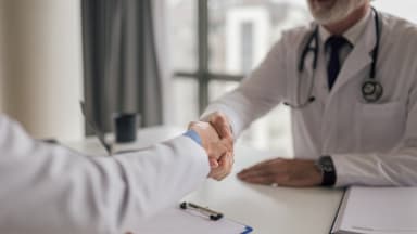 Weiterarbeiten als Arzt im Ruhestand