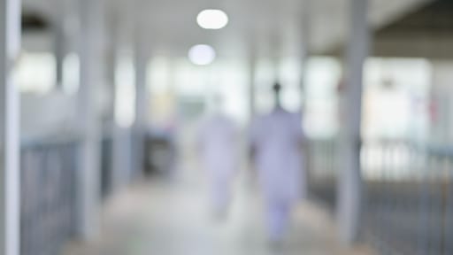 Verschwommene Aufnahme eines Krankenhausflures
