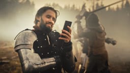 Ritter mit Smartphone gettyimages-1346709130.jpg