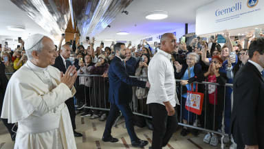 Papst Leo XIV. auf dem Weg in die Gemelli-Klinik
