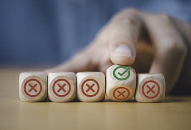 falsch richtig würfel gettyimages-1484124072.jpg