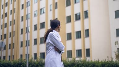 „Wir nehmen Keine mit Kind“: Elternzeit = Karriere-Aus?