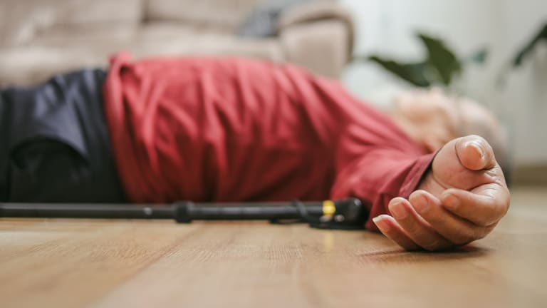 Senior plötzlich bewusstlos mit Pupillenasymmetrie