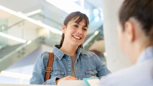 Junge Patientinnen in der Hausarztpraxis