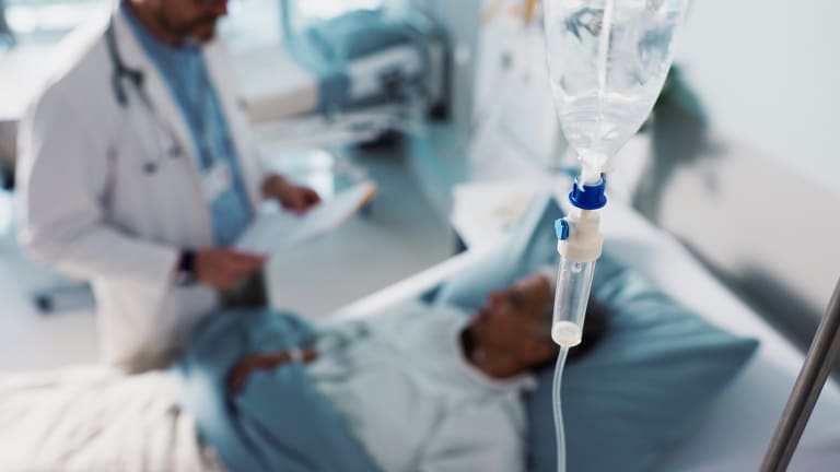 Arzt am Krankenbett eines schwer erkrankten Patienten