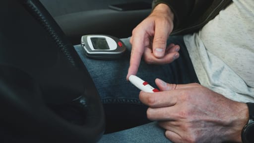 Ein Mann führt eine Blutzuckermessung vor Fahrtantritt durch