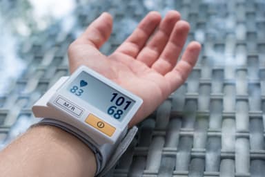 Blutdrucksenkung unter 120 mmHg: Geringere Mortalität, aber mehr Nebenwirkungen