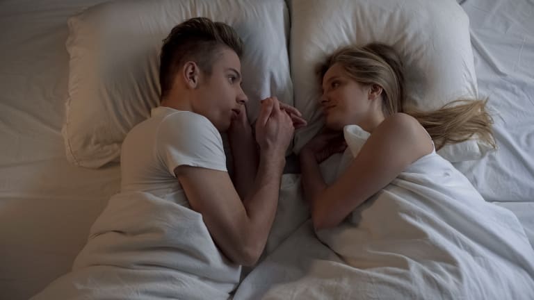 Erste sexuelle Erfahrungen: Jugendliche warten länger und verhüten sicher