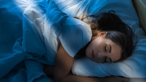 Frau schläft in einem Bett