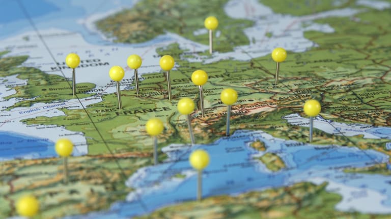 Europakarte mit gelben Pins