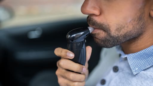 Fahrer mit Eigenbrauer-Syndrom: Freispruch trotz Trunkenheit am Steuer