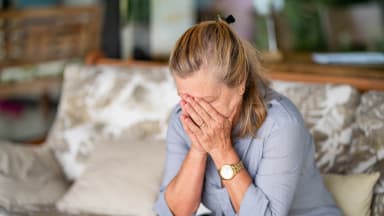 hoffnungslose ältere Frau