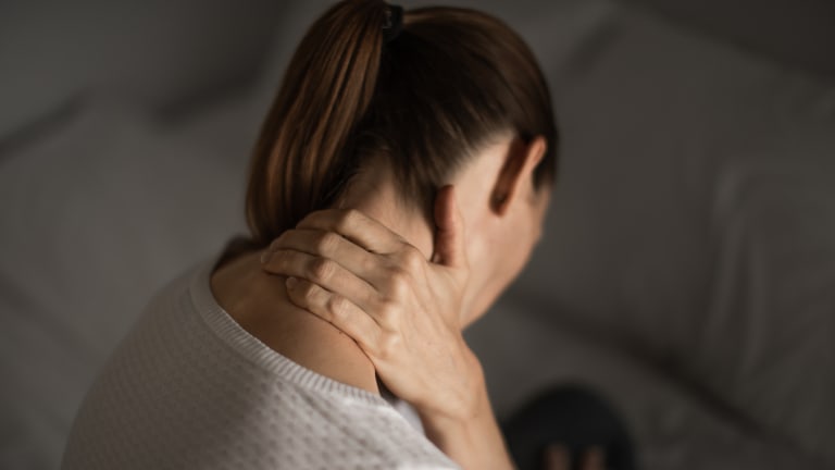 gelenkschmerzen fibromyalgie junge frau