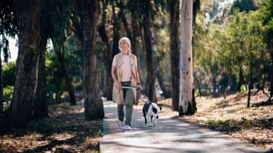 Eine Frau, ein Hund und eine folgenschwere Bagatell-Verletzung