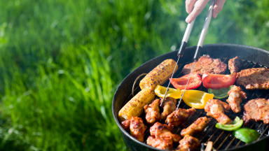 Tropfendes Fett, Alufolie, Keime: 4 Tipps für gesundes Grillen