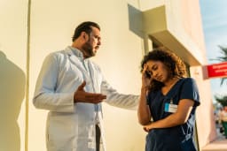 Machtmissbrauch und Sexismus: Ärzte beklagen Klinik-Alltag