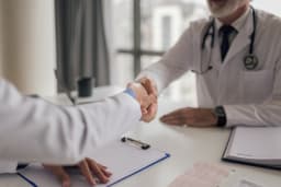 Weiterarbeiten als Arzt im Ruhestand