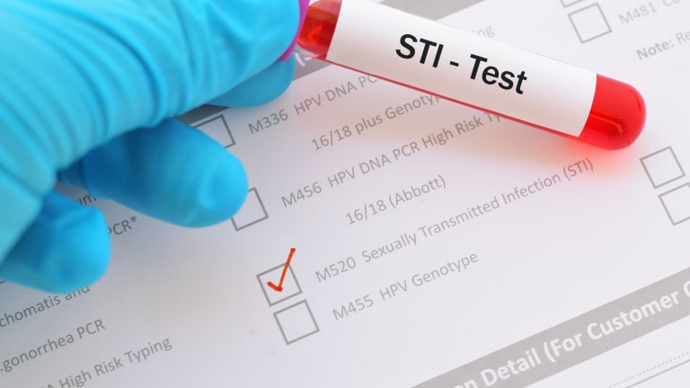 5 häufige STIs: Erkennen, therapieren, aufklären