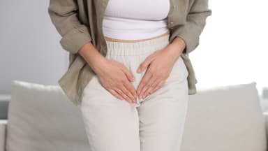 harnwegsinfektion Symptome junge Frau