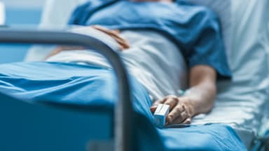 Ein Mann, der aufgrund einer Sprachbarriere an einer Meningitis verstirbt