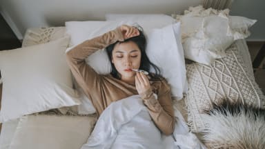 Eine Frau mit Fieber und Hautausschlag nach Harnwegsinfekt